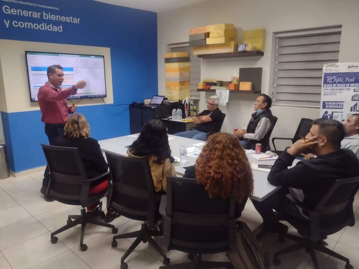 Capacitación con pantalla y participantes