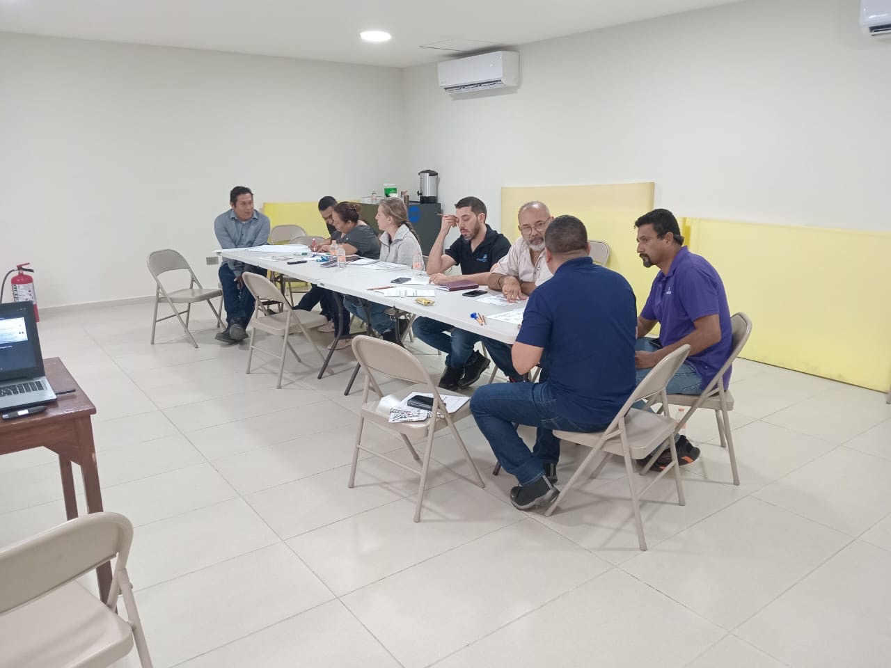 Trabajo en mesa durante capacitación